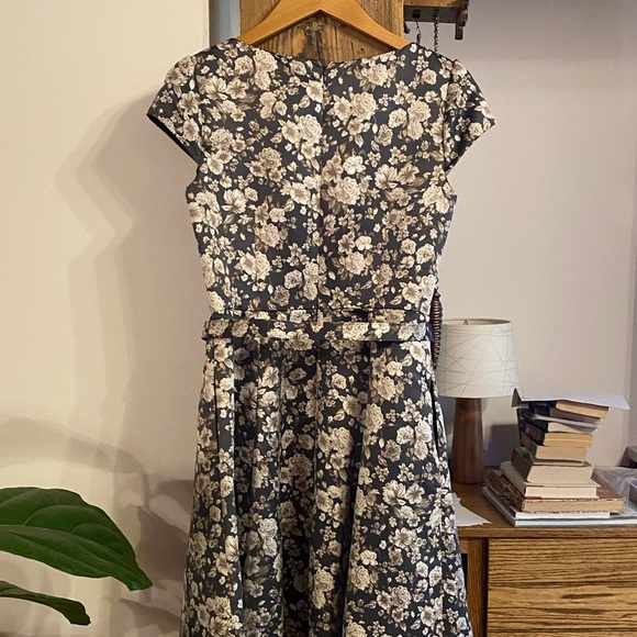 Gal Meets Glam gray floral dress - Picture 4 of 5